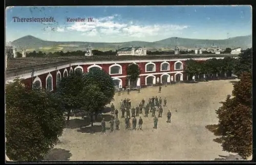 AK Theresienstadt / Terezin, Soldaten auf dem Kasernenhof, Kavalier IV.