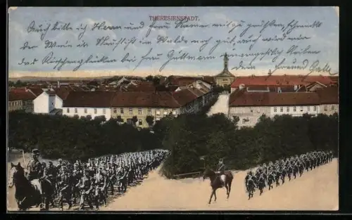 AK Theresienstadt, Totalansicht mit Militäraufmarsch aus der Vogelschau