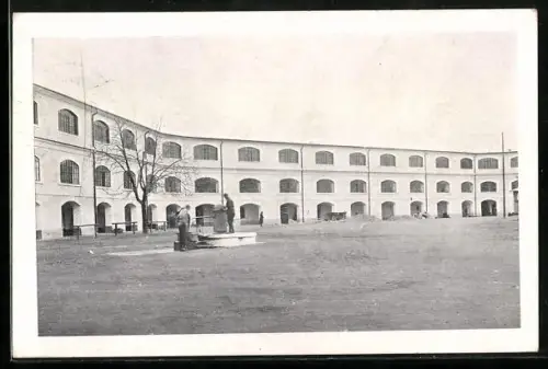 AK Theresienstadt, Sudetenkaserne mit Hof