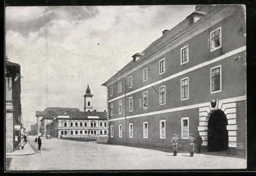 AK Terezin, Strassenpartie mit Turmgebäude