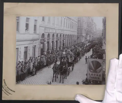 Fotografie Heinrich Schuhmann, Meidling, Ansicht Wien-Josefstadt, Beerdigungs Umzug in der Langegasse am Maxim`s Theater