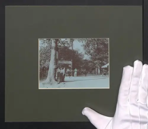 Fotografie unbekannter Fotograf, Ansicht Wien, am Gasthaus zur Knödelhütte von Karl Scheurer, hinter Passepartout