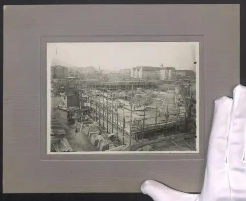Fotografie unbekannter Fotograf, Ansicht Wien, Baustelle der Firma Grundstein in der Stadt