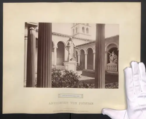 Fotografie PGH, Berlin, Ansicht Potsdam, Jesus Statue im Hof der Friedenskirche