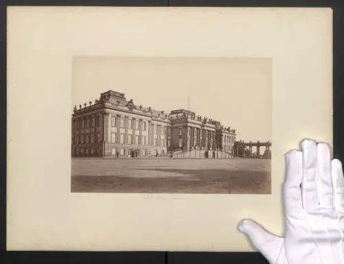 Fotografie unbekannter Fotograf, Ansicht Potsdam, Blick auf das Stadt-Schloss Potsdam, Trockenstempel in der Fotografie
