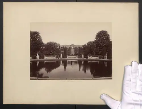 Fotografie unbekannter Fotograf, Ansicht Potsdam, Blick auf das Schloss Sanssouci, Trockenstempel in der Fotografie