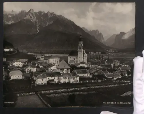 Fotografie Photoglob, Ansicht Dorf Toblach, Blick auf das Dorf mit Ampezzothal, Grossformat 27 x 21cm