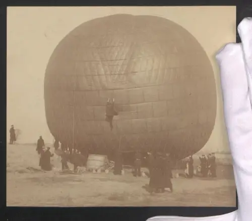 Fotografie Luftschiffer mit Ballon, Soldat kletter am Ballon empor