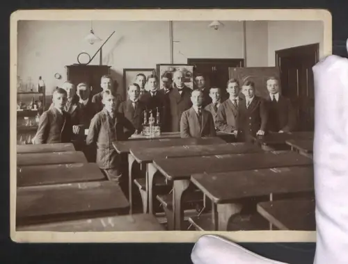 Fotografie Physik Studenten Klasse mit Physik Lehrer, Versuchsaufbau, Rückseite mit Namen beschrieben, 1918