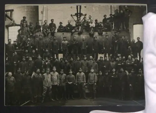 Fotografie Soldaten in Uniform mit Arbeitern vor einem Dampfkessel für Eisenbahn