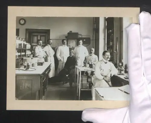 Fotografie unbekannter Fotograf, Ansicht Nürnberg, Laboraten im Labor der Firma Lüscher und Bömper, Mikroskop