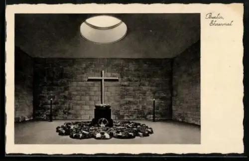 AK Berlin, Unter den Linden, Ehrenmal mit Kränzen, Innenansicht