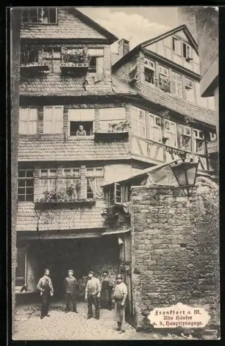 AK Frankfurt, Hinterhäuser der alten Judengasse, Börnestrasse 32, an der Hauptsynagoge, Männer auf dem Hof