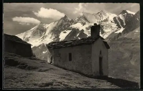 AK Saas-Grund, Triftalp, Bergkapelle mit Mischabelgruppe