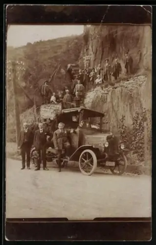 Foto-AK Lastkraftwagen Hansa Lloyd und Reisegesellschaft an einer Gebirgssteilwand, 1924