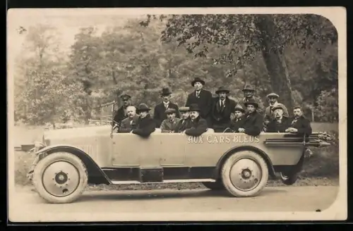 Foto-AK Kraftwagen der Aux Cars Bleus mit Reisegesellschaft, Autobus