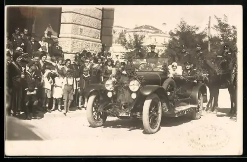 Foto-AK Geschmücktes Auto Mercedes-Benz bei Hochzeitsfahrt in Serbien