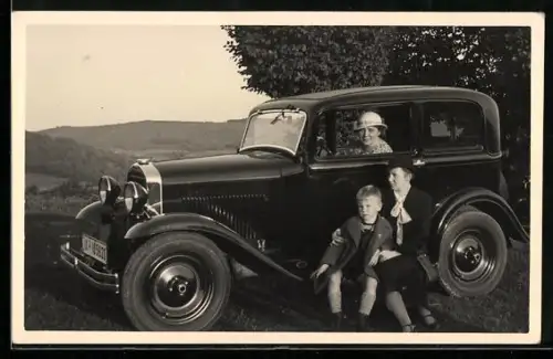 Foto-AK Auto Opel mit Kennzeichen IX-105920 im Mittelgebirge mit zwei Damen und Kind