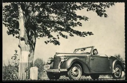 AK Auto Skoda in ländlicher Umgebung mit junger Frau am Steuer