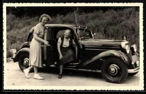 Foto-AK Auto Mercedes-Benz und zwei lächelnde Frauen, 1953