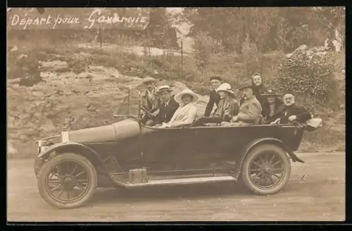 Foto-AK Kraftwagen mit Touristengesellschaft vor Abfahrt nach Gavarnie, Auto