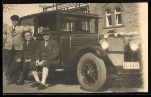 Foto-AK Wanderer-Auto mit geschlossenem Aufbau und Kennzeichen IZ-81638 vor Weinhaus