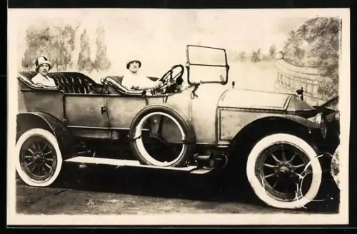 AK Metallurgique-Auto vor Studiokulisse und zwei Damen mit Hut