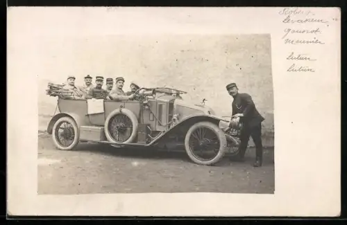 AK Auto Renault Typ ES wird vor dem Start angekurbelt