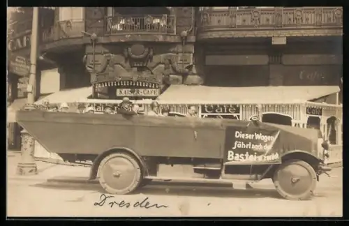 Foto-AK Dresden, Kraftwagen vor dem Kaiser-Cafe in der Pragerstrasse vor Abfahrt zur Bastei, Autobus