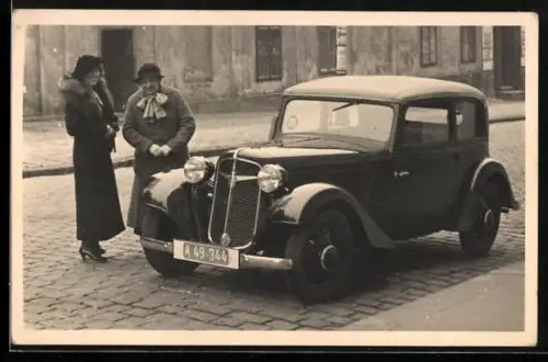 AK Auto Adler-Cabriolet mit Kennzeichen A 49-344 und zwei lächelnde Damen mit Hut