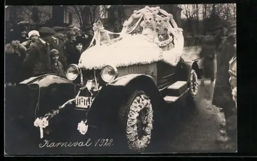Foto-AK Geschmücktes Automobil beim Karneval, Fahrer und Fahrgäste mit Katzenmasken