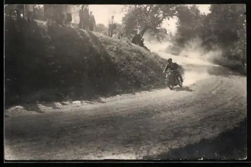 Foto-AK Sunbeam-Motorrad mit Fahrer Edi Linser bei Motorrad-Rennen auf einer Landstrasse