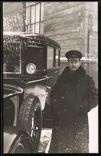 AK Auto mit geschlossenem Aufbau und Chauffeur im Pelzmantel
