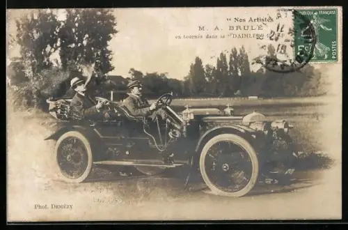 AK Auto Daimler mit rauchendem Herr auf der Rücksitzbank