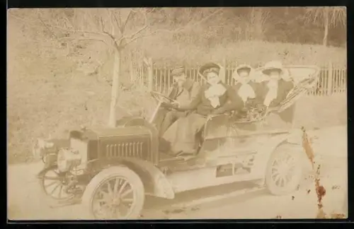 Foto-AK Auto mit Damengesellschaft bei einer Ausfahrt