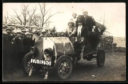 Foto-AK Auto mit Kennzeichen IA-19340 und abgedeckter Motorhaube und verkleideten Fahrern