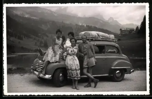 Foto-AK Auto Opel mit Gepäck auf dem Dach und Familie auf Urlaubsfahrt