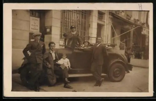 Foto-AK Auto mit einklappbarem Verdeck und Familienangehörige vor Gebäudefassade