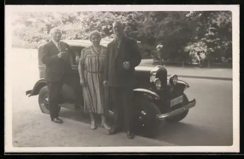 Foto-AK Auto Opel mit Kennzeichen IA-128998 mit zwei älteren Herren und Dame