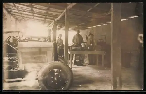 Foto-AK Auto in einer Werkstatt und Motoren-Schlosser bei der Arbeit