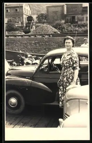 Foto-AK Auto Morris Minor mit der Fahrerin vor einem Bahndamm