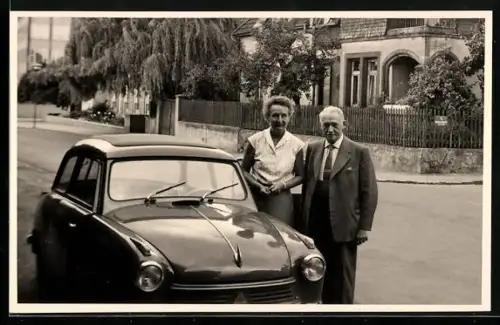 Foto-AK Auto Lloyd mit älterem Paar vor einem Anwesen