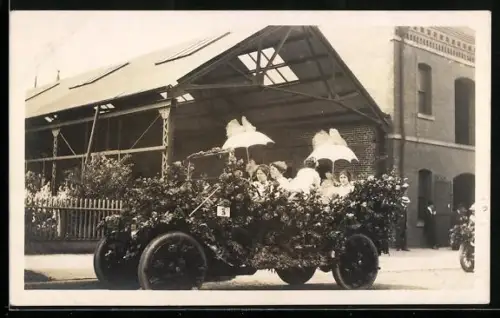 Foto-AK Offenes Auto mit Rosen geschmückt und Damen mit Sonnenschirmen