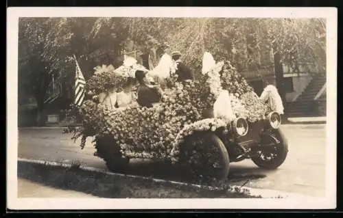 Foto-AK Auto mit Rosen geschmückt Fahne der USA am Heck
