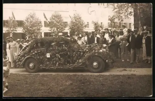 Foto-AK Auto mit Blumen und Blättern geschmückt mit der Kennummer 9