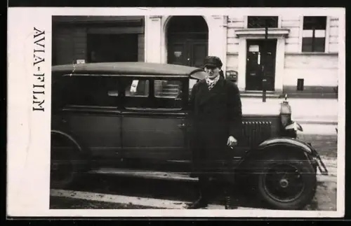 Foto-AK Auto mit seinem Fahrer vor Gebäudefassade