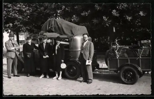 Foto-AK Auto mit Anhänger und Gepäck auf dem Dach vor Strassenschild nach Chalon /Saone