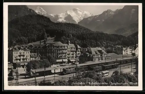 AK Interlaken, Bahnhofquartier mit Bahnhof, Jungfrau und Mönch
