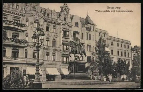 AK Bromberg, Weltzienplatz mit Kaiserdenkmal und Grünanlagen