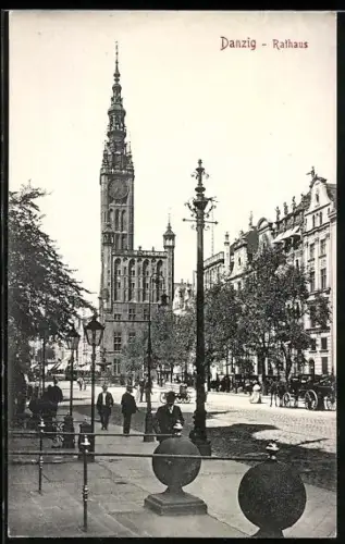 AK Danzig, Strassenpartie mit Blick aufs Rathaus